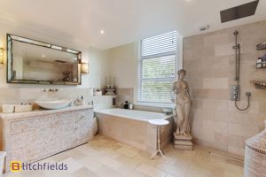 Master en-suite- click for photo gallery